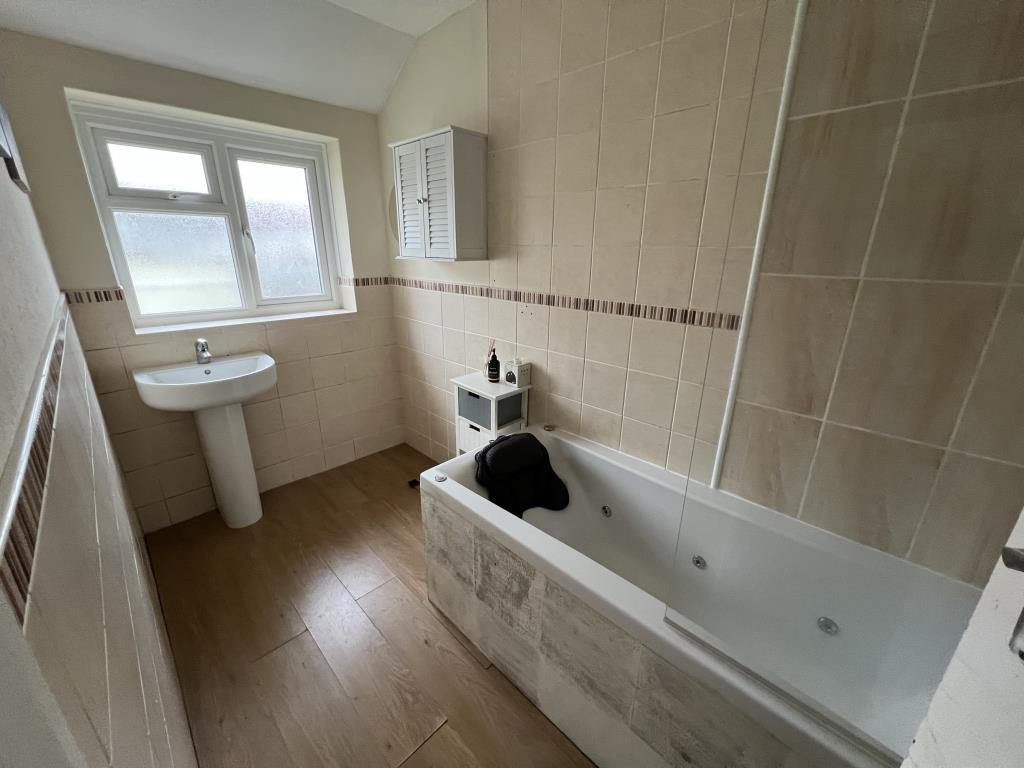 Lot: 109 - TWO-BEDROOM COACH HOUSE FOR UPDATING WITH PARKING - General view of bathroom